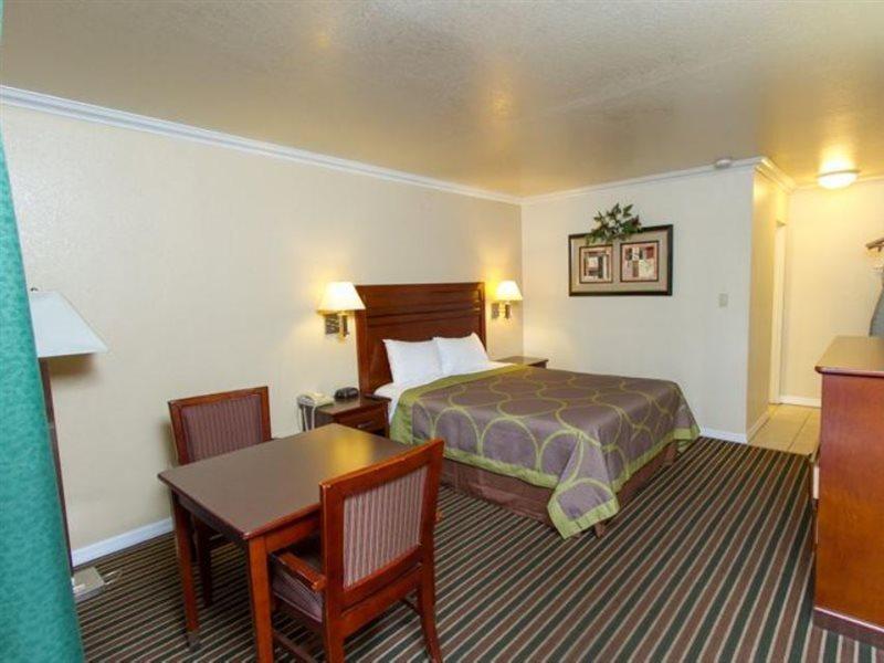Surestay By Western Fresno